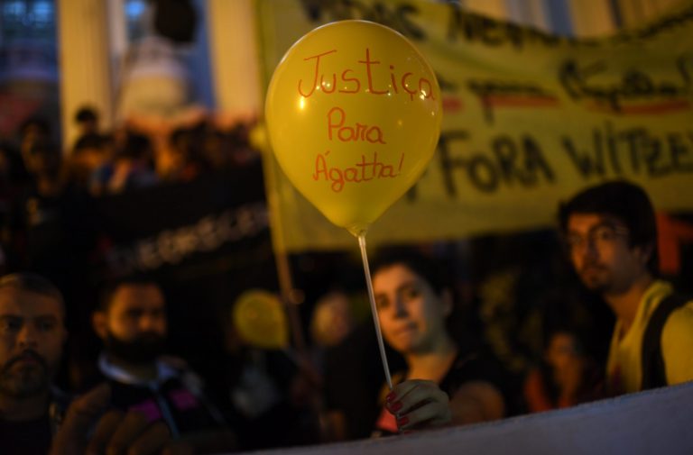 Manifestação em frente à Assembleia Legislativa do Rio contra morte da menina Agatha e a política de segurança do governo: OAB/RJ pediu ao MP ação para impedir operações policiais em horário escolar e com tiros vindos de helicópteros. (Foto: Mauro Pimentel/AFP)
