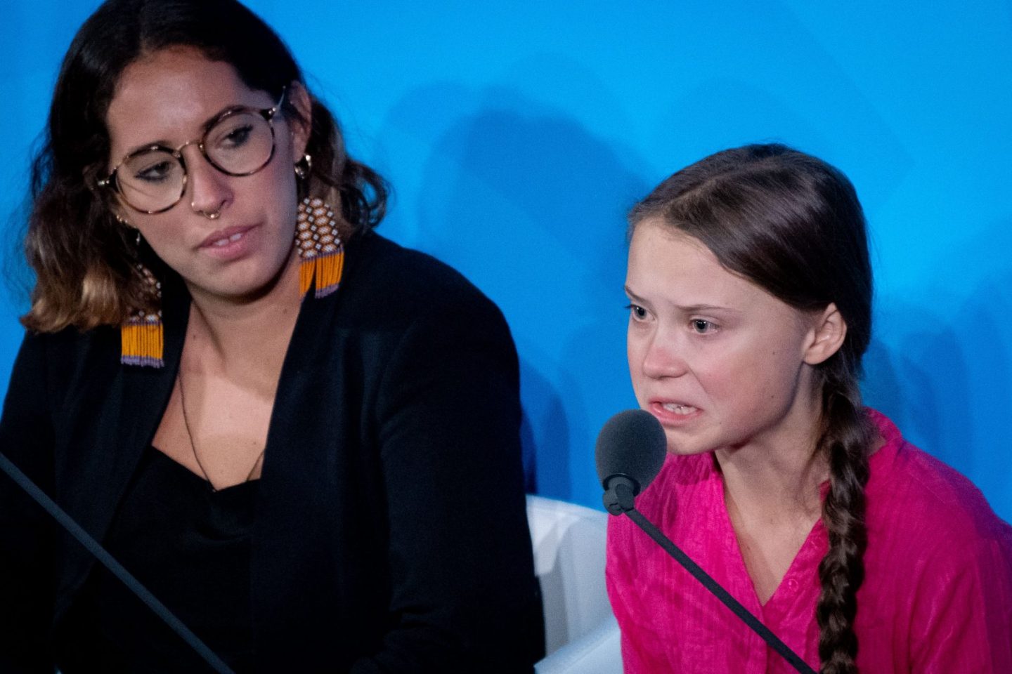 Greta Thunberg,, ao lado da brasileira Paloma Costa, do Engajamundo, na abertura da Cúpula Climática: "Vocês roubaram os meus sonhos e minha infância com palavras vazias" (Foto: Kay Nietfeld/DPA)