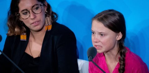 Greta Thunberg,, ao lado da brasileira Paloma Costa, do Engajamundo, na abertura da Cúpula Climática: "Vocês roubaram os meus sonhos e minha infância com palavras vazias" (Foto: Kay Nietfeld/DPA)