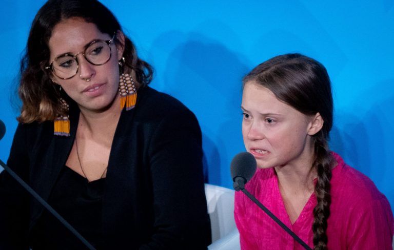 Greta Thunberg,, ao lado da brasileira Paloma Costa, do Engajamundo, na abertura da Cúpula Climática: "Vocês roubaram os meus sonhos e minha infância com palavras vazias" (Foto: Kay Nietfeld/DPA)