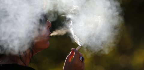 Pesquisa da UFP: fumante diferencia 1,5 menos vezes os padrões e contraste das cores em comparação com quem não fuma (Foto: GODONG/BSIP)