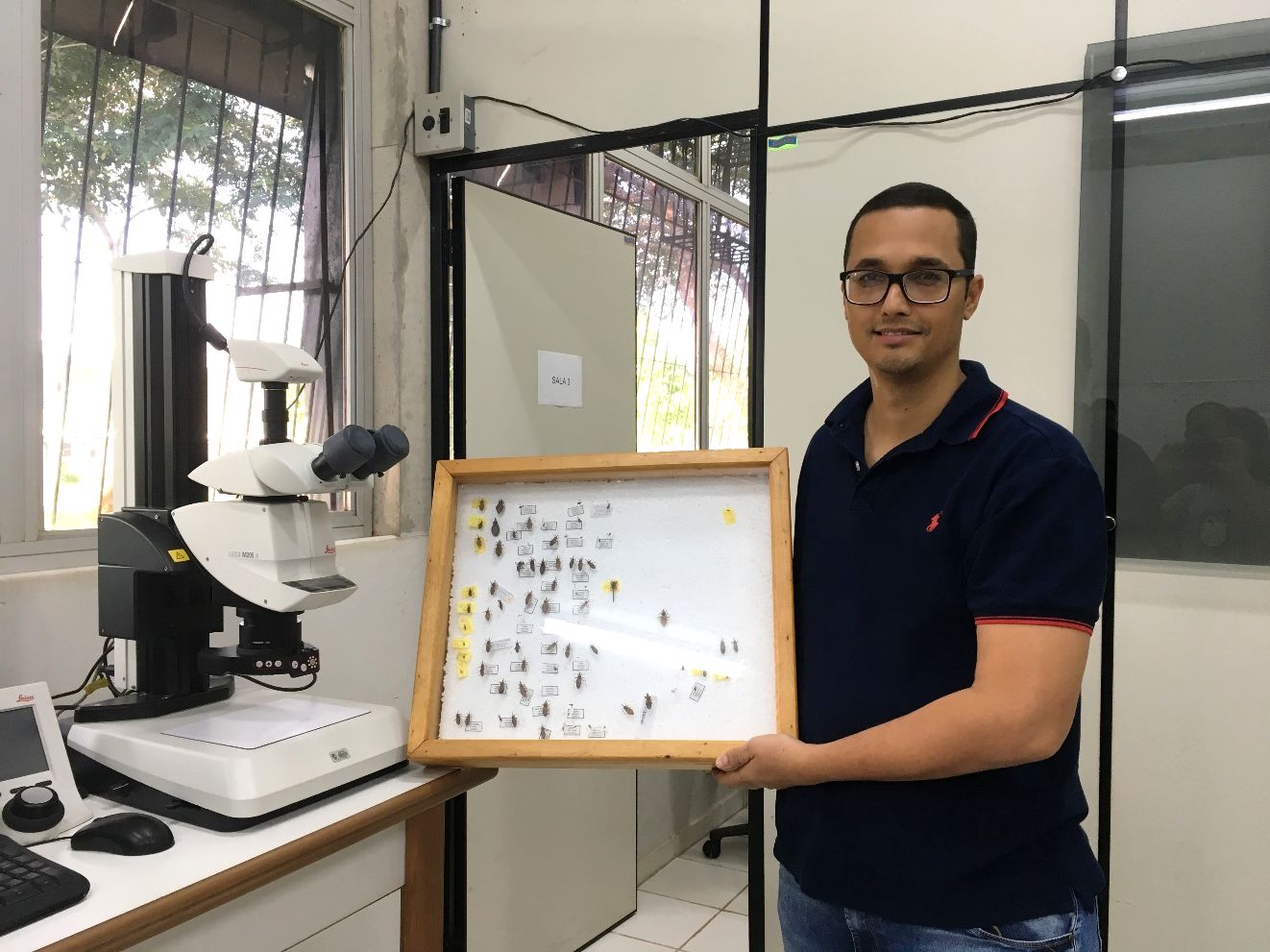 O pesquisador Dionatas Meneguetti com os insetos catalogados no laboratório: pioneiro no estudo de doenças tropicais no Acre (Foto: Divulgação/Ufac)