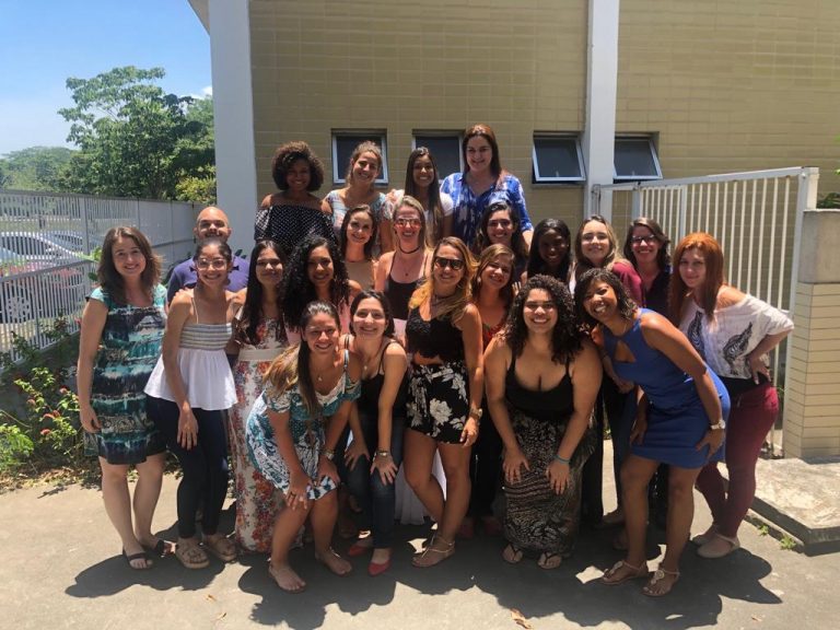 Pesquisadores da Faculdade de Farmácia, Instituto de Bioquímica Médica, Hospital Universitário Clementino Chagas Filho, Instituto de Microbiologia e Instituto de Ciências Biológicas: grupo da UFRJ que estuda efeitos do Zika vírus no cérebro de adultos (Foto: Arquivo Pessoal)