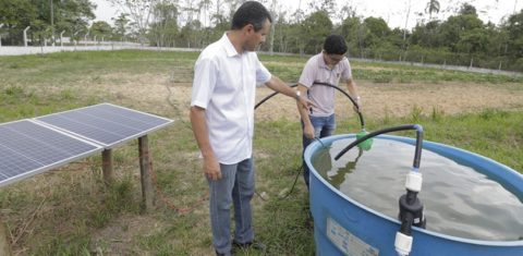 Coordenador do Laboratório de Mecanização do Centro de Ciências Biológicas e da Natureza da Ufac, Leonardo Paula de Souza orienta aluno: sistema de irrigação alimentado por energia solar (Foto: Divulgação?Ufac)