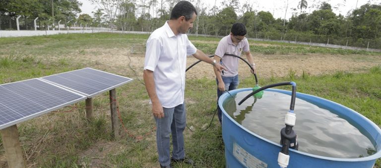 Coordenador do Laboratório de Mecanização do Centro de Ciências Biológicas e da Natureza da Ufac, Leonardo Paula de Souza orienta aluno: sistema de irrigação alimentado por energia solar (Foto: Divulgação?Ufac)
