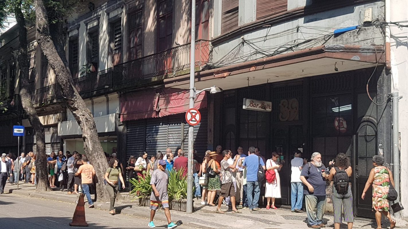 Fila de clientes na porta do Bar Luiz: anúncio de fechamento de restaurante centenário provoca comoção na cidade (Foto: Oscar Valporto)