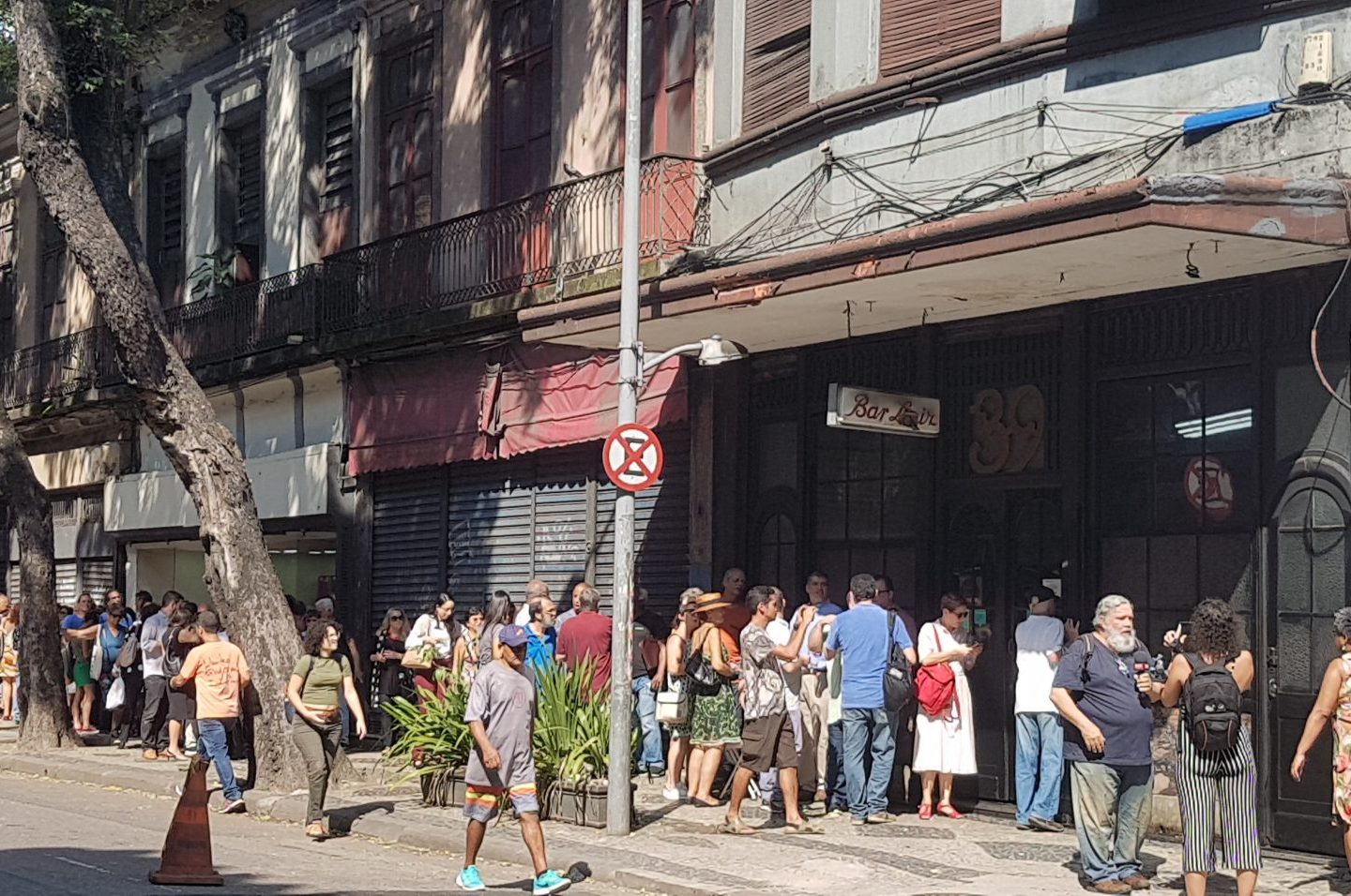 Fila de clientes na porta do Bar Luiz: anúncio de fechamento de restaurante centenário provoca comoção na cidade (Foto: Oscar Valporto)