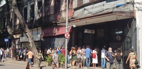 Fila de clientes na porta do Bar Luiz: anúncio de fechamento de restaurante centenário provoca comoção na cidade (Foto: Oscar Valporto)