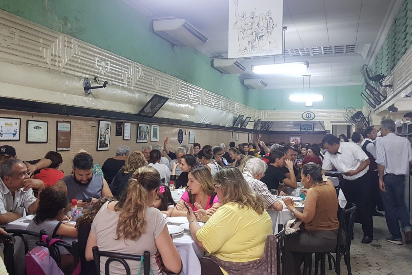 Casa cheia no Bar Luiz de segunda a sábado: faturamento em uma semana três veze maior do que um mês inteiro (Foto: Oscar Valporto)