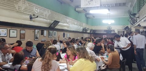 Casa cheia no Bar Luiz de segunda a sábado: faturamento em uma semana três veze maior do que um mês inteiro (Foto: Oscar Valporto)