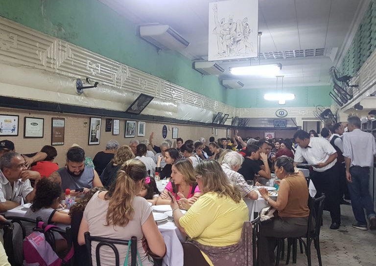 Casa cheia no Bar Luiz de segunda a sábado: faturamento em uma semana três veze maior do que um mês inteiro (Foto: Oscar Valporto)