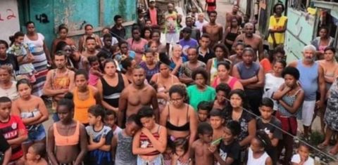 Moradores da localidade do Brejo, na Cidade de Deus, se reúnem após a destruição de parte das suas casas pela PM. Foto Arquivo Pessoal