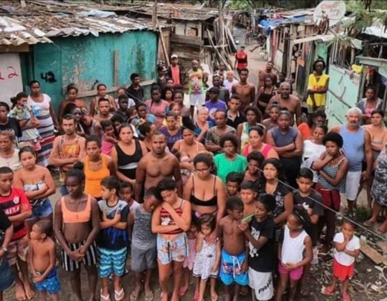 Moradores da localidade do Brejo, na Cidade de Deus, se reúnem após a destruição de parte das suas casas pela PM. Foto Arquivo Pessoal