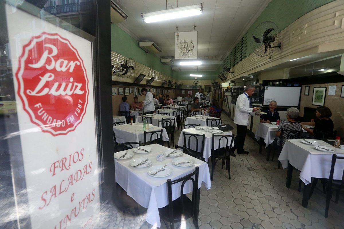 Fundado em janeiro de 1887, na Rua da Assembleia, o Bar Luiz só foi para o endereço atual 1927. Foto Custódio Coimbra