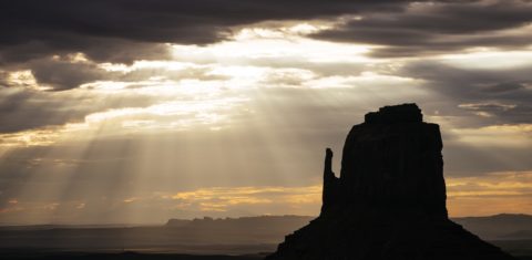 Amanhecer no no Vale Navajo, uma das reservas indígenas, em Utah, nos Estados Unidos. Foto Ben Pipe / Robert Harding Premium