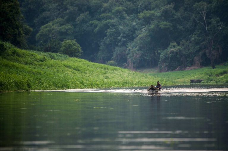 Em toda a Bacia do Rio Negro, são 176 estações de rádio para garantir a comunicação entre os indígenas. Foto Christophe Simon/AFP