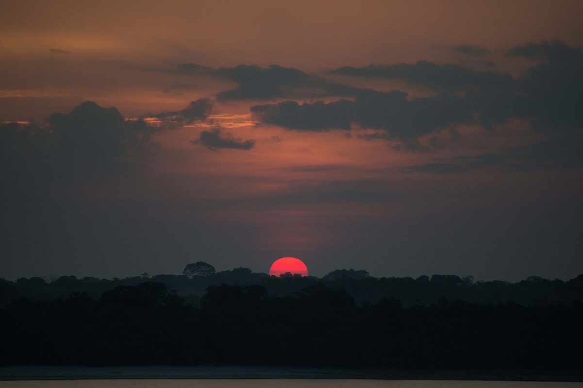 Pôr do sol no rio Negro, na Amazônia. Foto Christophe Simon/AFP