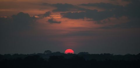 Pôr do sol no rio Negro, na Amazônia. Foto Christophe Simon/AFP