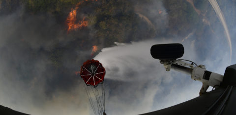 Helicóptero militar despeja água de bolsa para tentar apagar queimadas na região de Roboré. na Bolívia (Foto: Carlos Orias B)
