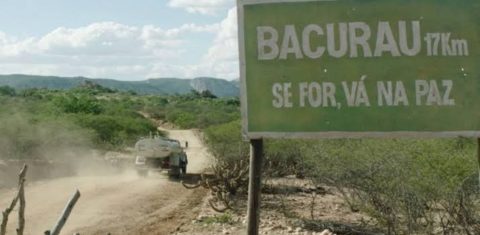 Foto icônica da chegada a Bacurau: caminhão-pipa e frase emblemática. Foto de divulgação