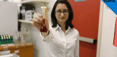 A bioquímica Ayla Sant'Ana no Laboratório do INT: semente de açaí, descartada no processo de produção na Amazônia, pode ser aproveitada para fazer rações e cosméticos (Foto: Amanda Oliveira/INT)