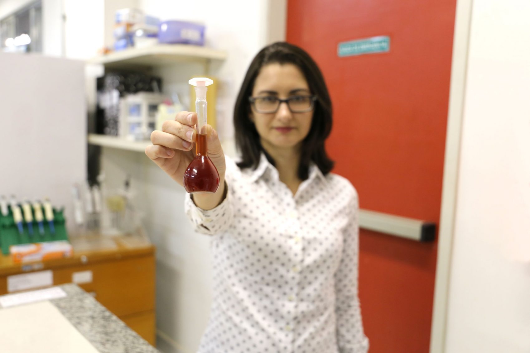 A bioquímica Ayla Sant'Ana no Laboratório do INT: semente de açaí, descartada no processo de produção na Amazônia, pode ser aproveitada para fazer rações e cosméticos (Foto: Amanda Oliveira/INT)