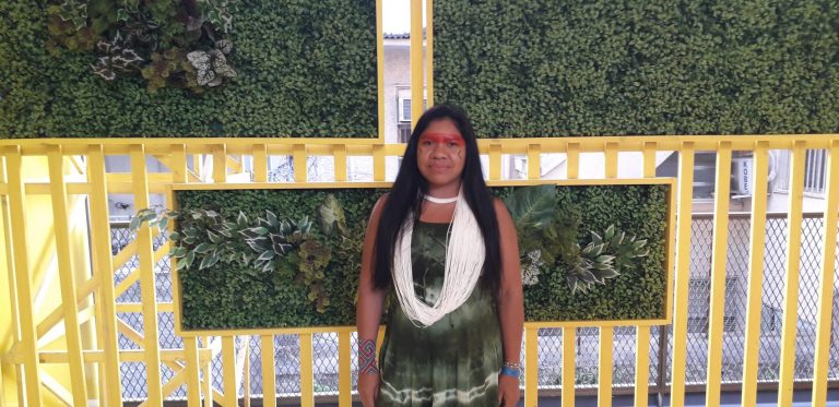 Anna Terra Yawalapit, diretora da Associação Terra Indígena do Xingu: "Bolsonaro quer destruir os povos indígenas, mas contribuímos com ar que ele respira" (Foto: Lauro Neto)