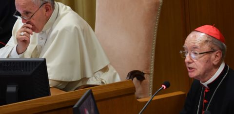 O Papa Francisco ouve as palavras do cardeal brasileiro Dom Claudio Hummes, presidente da Rede Eclesial Pan-Amazônica, na abertura do trabalho do Sínodo: alerta sobre os ataques à floresta e às violações dos direitos da população (Foto: Andreas Solaro/AFP)