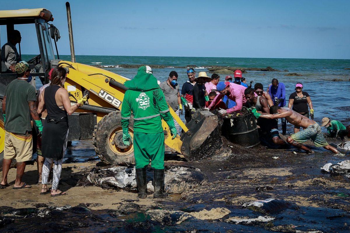 Voluntários retiram óleo do mar na praia de Itapuama, em Cabo de Santo Agostinho, Pernambuco: ação rápida evitou desastre maior (Foto: Leo Malafaia/AFP)