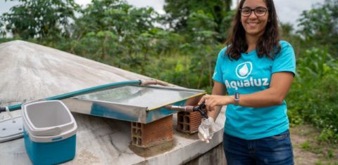 Ana Luisa e o Aqualuz: dispositivo que purifica, por meio de radiação solar, a água da chuva captada em cisternas (Foto: ONU Ambiente)