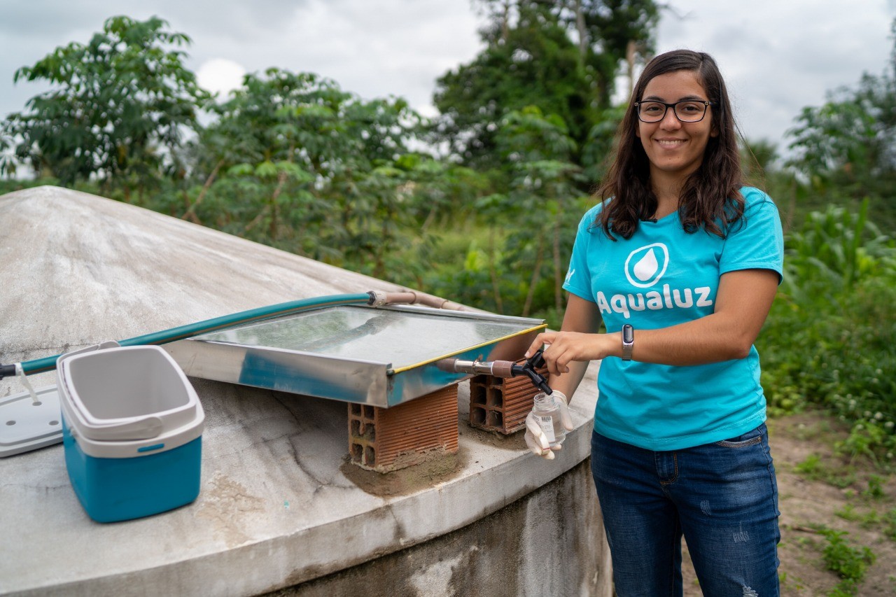 Ana Luisa e o Aqualuz: dispositivo que purifica, por meio de radiação solar, a água da chuva captada em cisternas (Foto: ONU Ambiente)