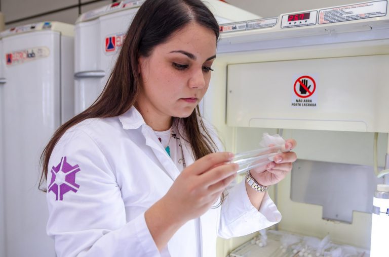 A pesquisadora Tamara Takahashi no Laboratório de Controle Integrado de Insetos da UFPR: identificação de novas pragas de lagartas e novas espécies de vespas (André Filgueiras/UFPR)