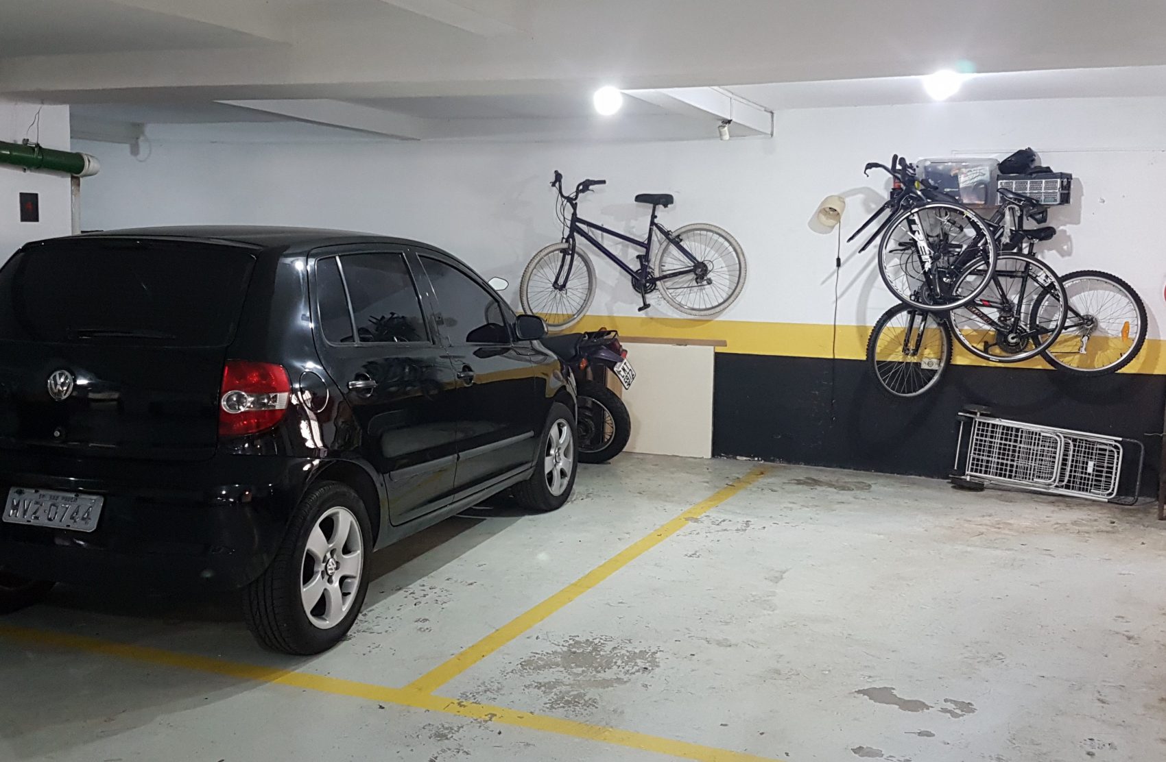 Bicicletas dividem espaço com carro em garagem da capital paulista: automóveis em tendência de queda na metrópole (Foto: Florência Costa)
