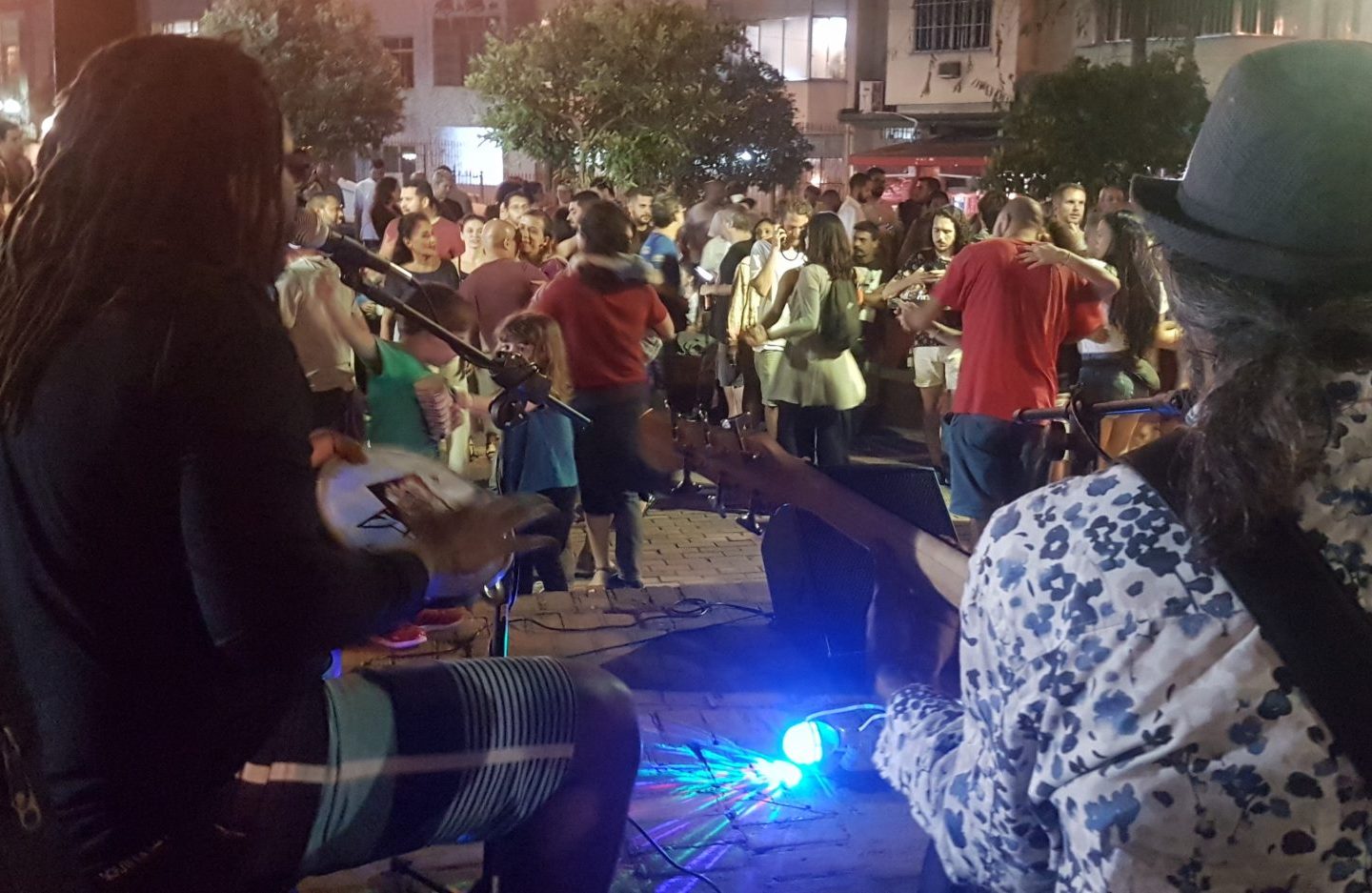 Casais dançam ao som de forró na Praça São Salvador: música entre o coreto e o chafariz (Foto: Oscar Valporto)