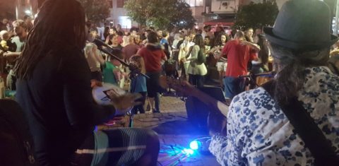 Casais dançam ao som de forró na Praça São Salvador: música entre o coreto e o chafariz (Foto: Oscar Valporto)