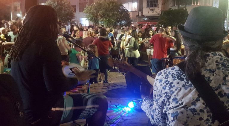 Casais dançam ao som de forró na Praça São Salvador: música entre o coreto e o chafariz (Foto: Oscar Valporto)