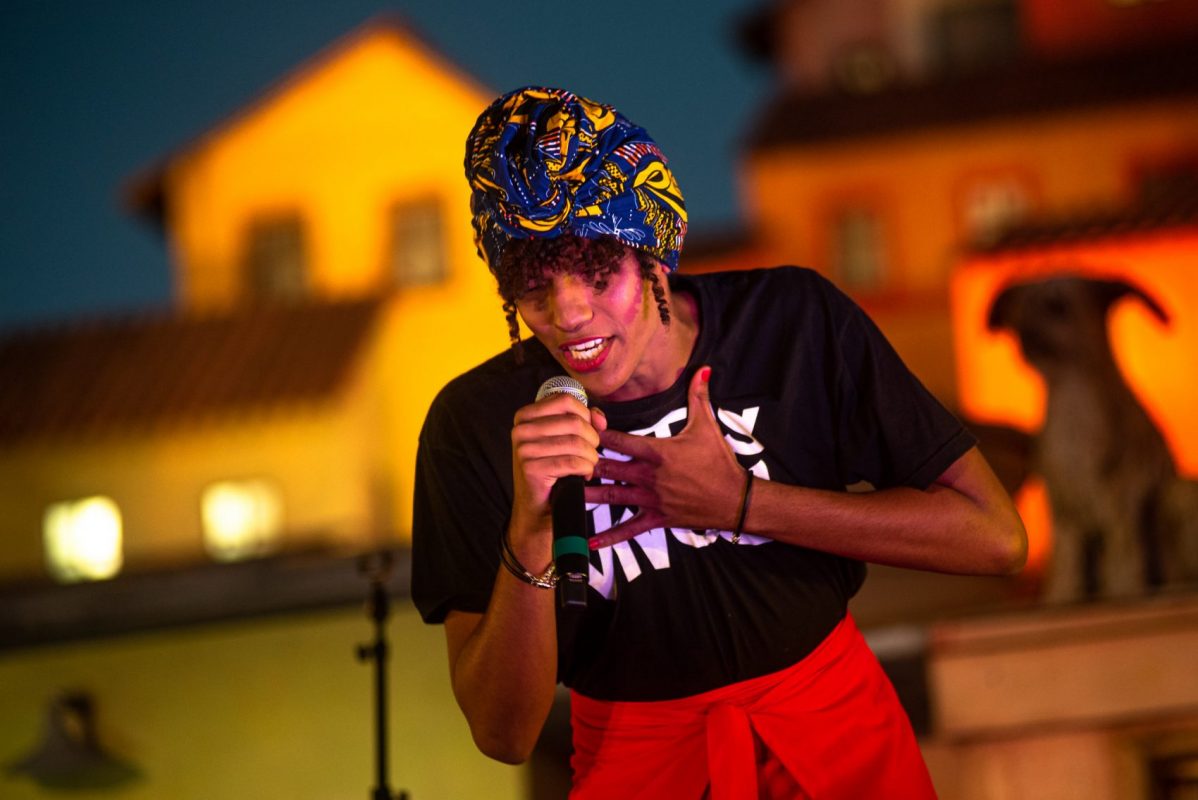 A poeta Valentine Pimenta no slam do Palco Favela do Rock in Rio: mulher trans negra enfrentando os preconceitos (Foto: Rock in Rio/Divulgação)