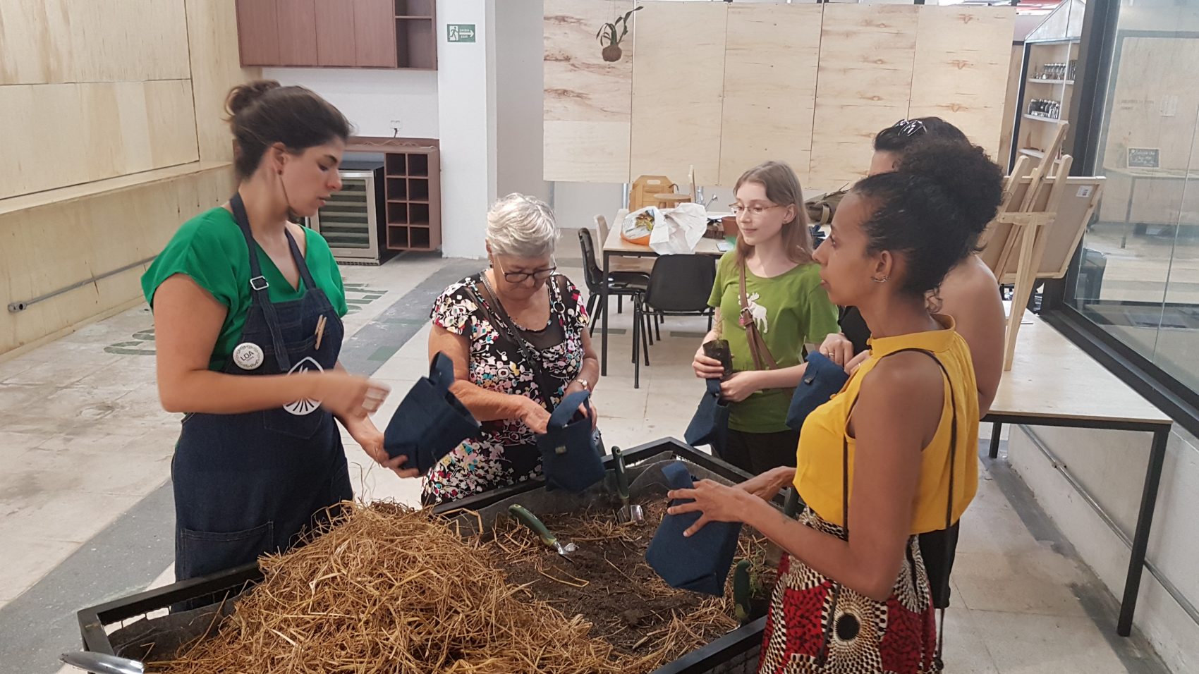 No workshop sobre hortas caseiras na Semana Lixo Zero, Roberta Mourão (esquerda) ensina como plantar ervas mediterrâneas, como o alecrim, tomilho e orégano (Foto: Florência Costa)