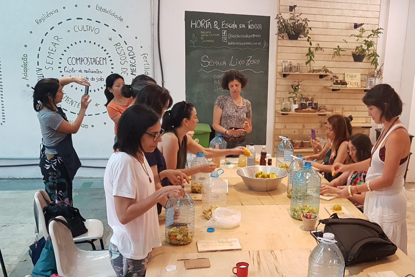 Sabão de coco líquido e desinfetante caseiro, feito com citronela: destaques da oficina de limpeza ecológica, uma das atrações da Semana Lixo Zero que vai até dia 27 (Foto: Florência Costa)