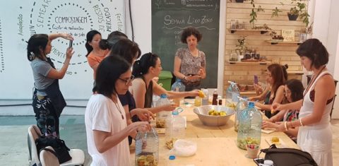 Sabão de coco líquido e desinfetante caseiro, feito com citronela: destaques da oficina de limpeza ecológica, uma das atrações da Semana Lixo Zero que vai até dia 27 (Foto: Florência Costa)