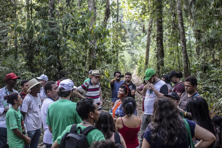 No centro da roda de defensores, ativistas e apoiadores, a cacique Katia Silene, do povo Gavião Akrãtikatêjê, conta a luta para recuperar sua terra e evitar novas invasões. Foto Marizilda Cruppe