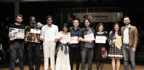 Representantes das equipes do #Colabora, da Ponte e da Amazônia Real após receber o prêmio Foto: Alice Vergueiro