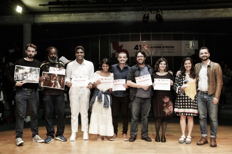 Representantes das equipes do #Colabora, da Ponte e da Amazônia Real após receber o prêmio Foto: Alice Vergueiro