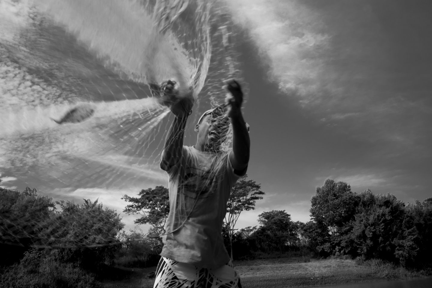 Ilha da Ressaca, quilombo lapinha no município de Matias Cardoso em Minas Gerais. Pescadores quilombolas em pesca artesanal de tarrafa no Rio São Francisco. Foto João Roberto Ripper