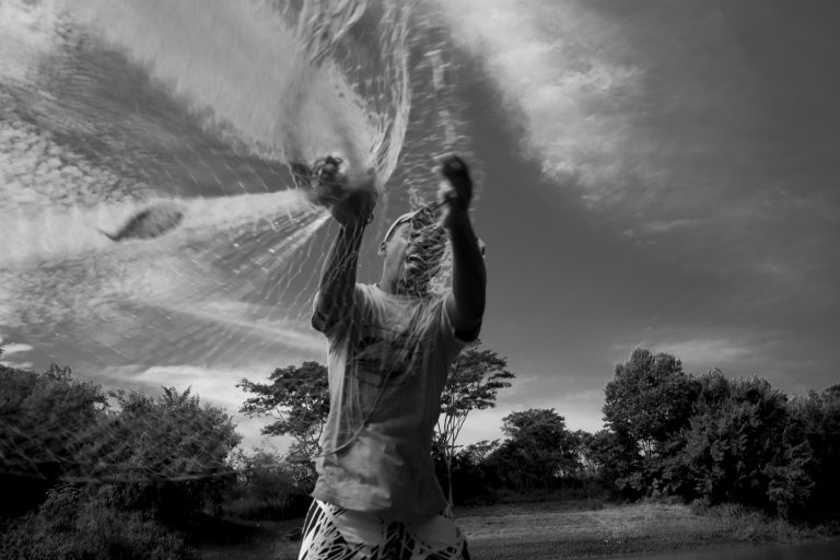 Ilha da Ressaca, quilombo lapinha no município de Matias Cardoso em Minas Gerais. Pescadores quilombolas em pesca artesanal de tarrafa no Rio São Francisco. Foto João Roberto Ripper