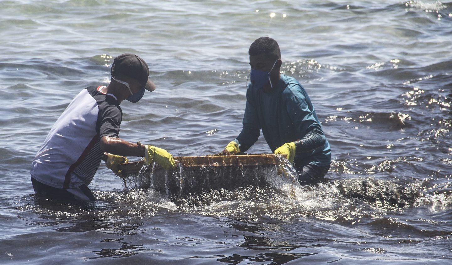 Voluntários retiram o óleo da praia no Cabo de Santo Agostinho, em Pernambuco. Foto Jean Nunes / BRAZIL PHOTO PRESS
