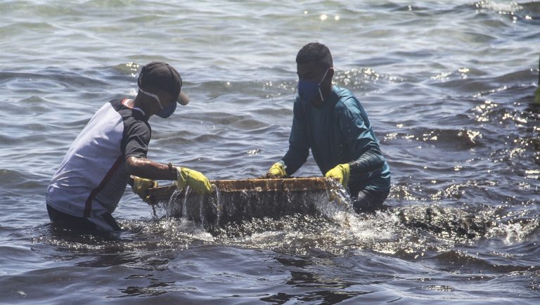 Voluntários retiram o óleo da praia no Cabo de Santo Agostinho, em Pernambuco. Foto Jean Nunes / BRAZIL PHOTO PRESS