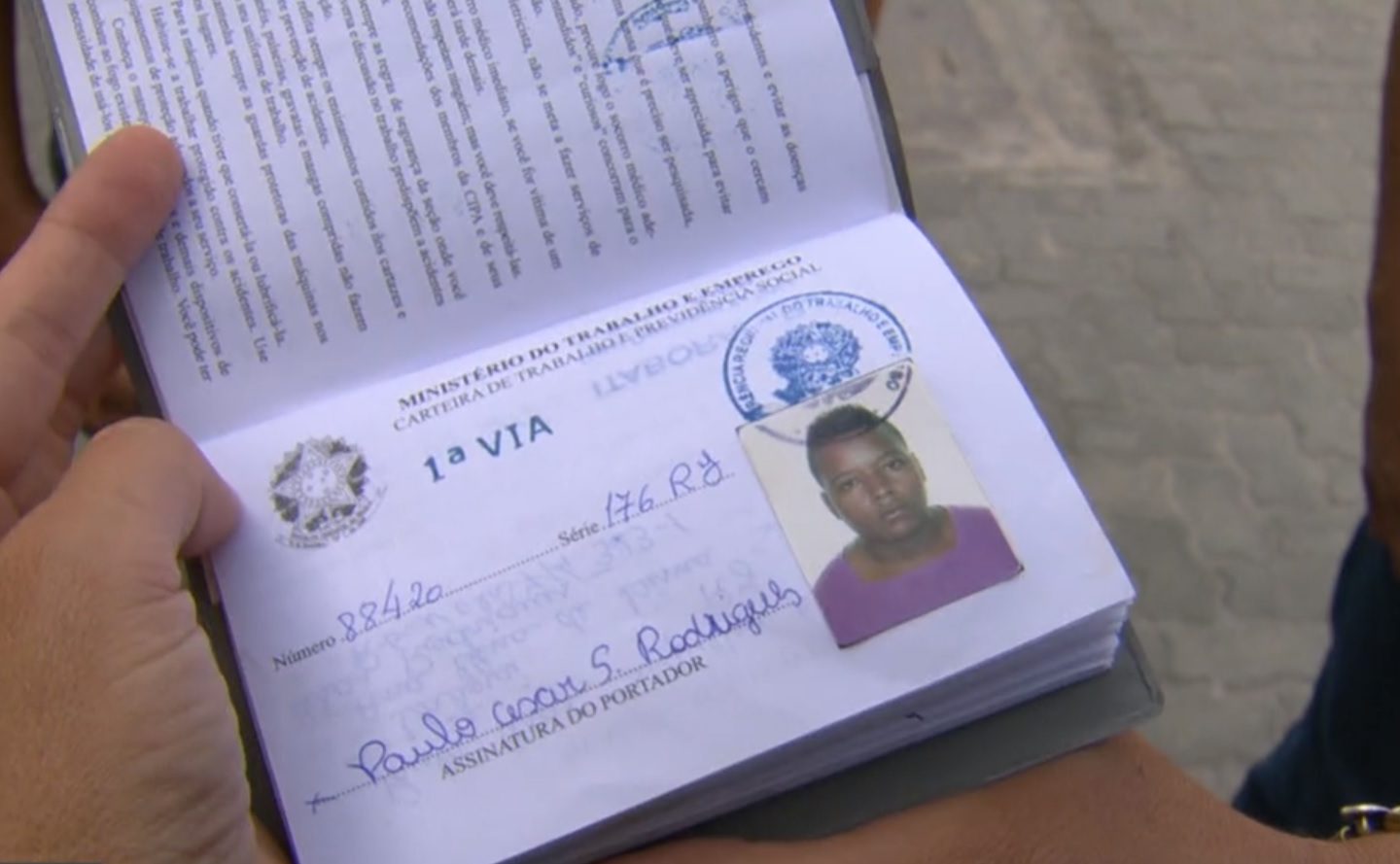 A carteira de trabalho de Paulo Cesar: trabalhador e sem antecedentes criminais (Foto: Lauro Neto)