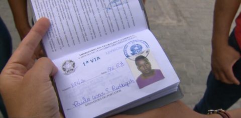 A carteira de trabalho de Paulo Cesar: trabalhador e sem antecedentes criminais (Foto: Lauro Neto)