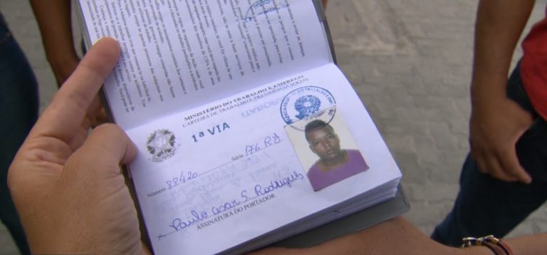 A carteira de trabalho de Paulo Cesar: trabalhador e sem antecedentes criminais (Foto: Lauro Neto)